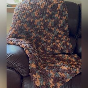 Multi color chunky knit throw blanket. Never used. Perfect condition.